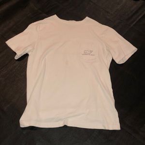 white vineyard vines tee shirt